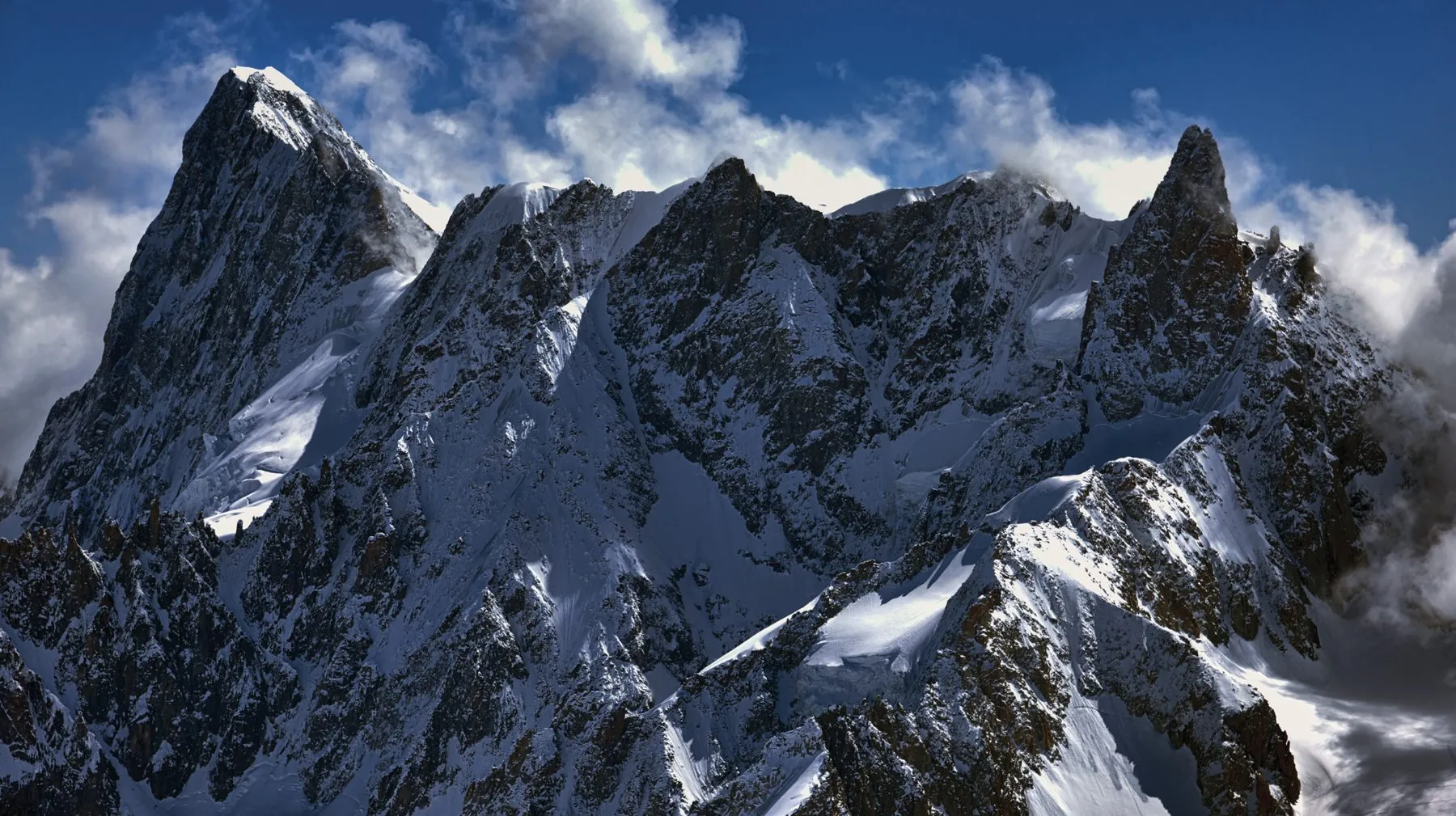 Schweizer Alpenpanorama bei Dämmerung