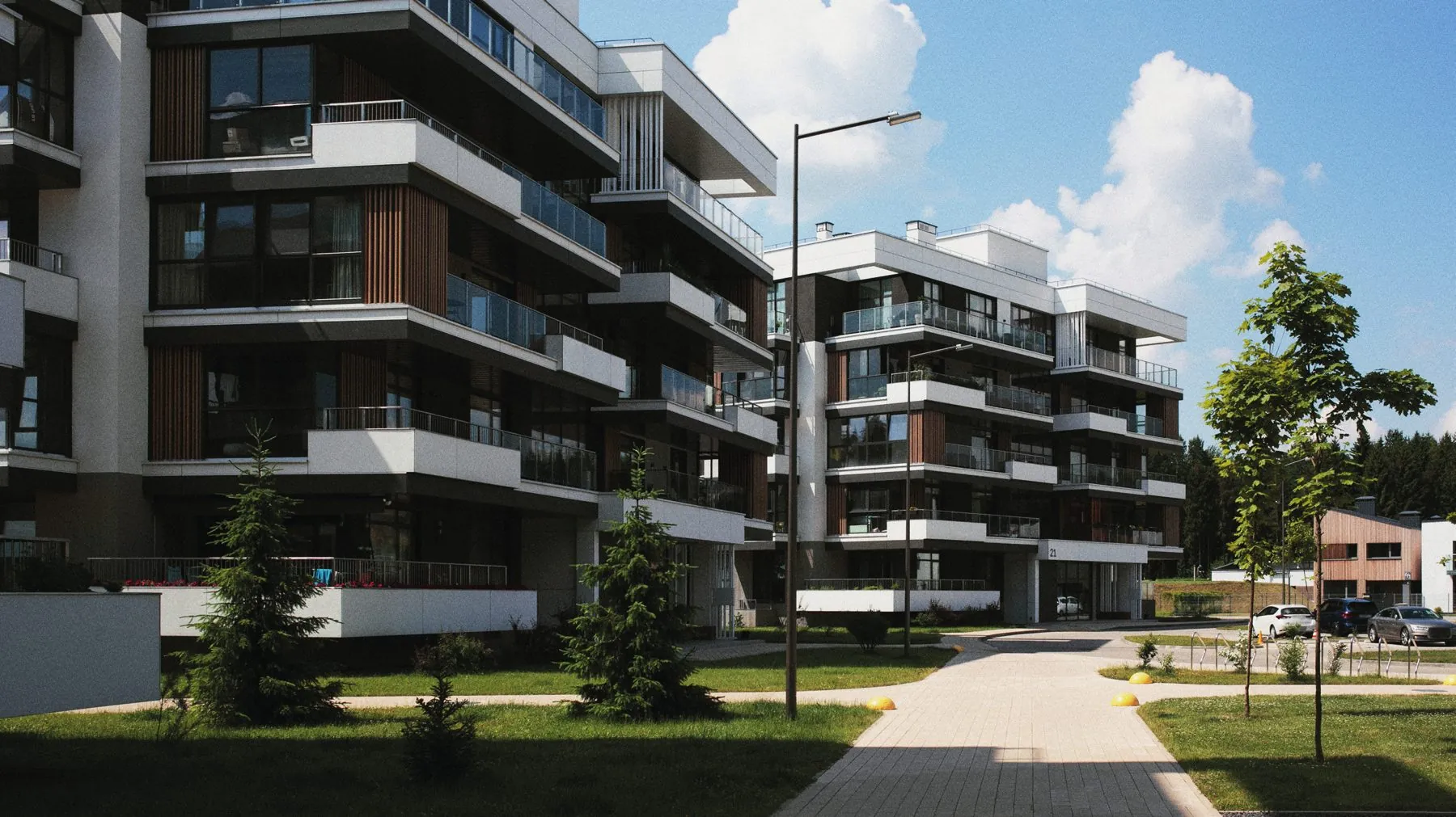 Mehrfamilienhaus-Überbauung mit mehreren Gebäuden und Balkonen